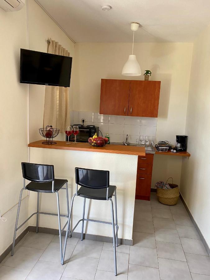 Lemon Tree Apartments A Dアルゴストリオン エクステリア 写真